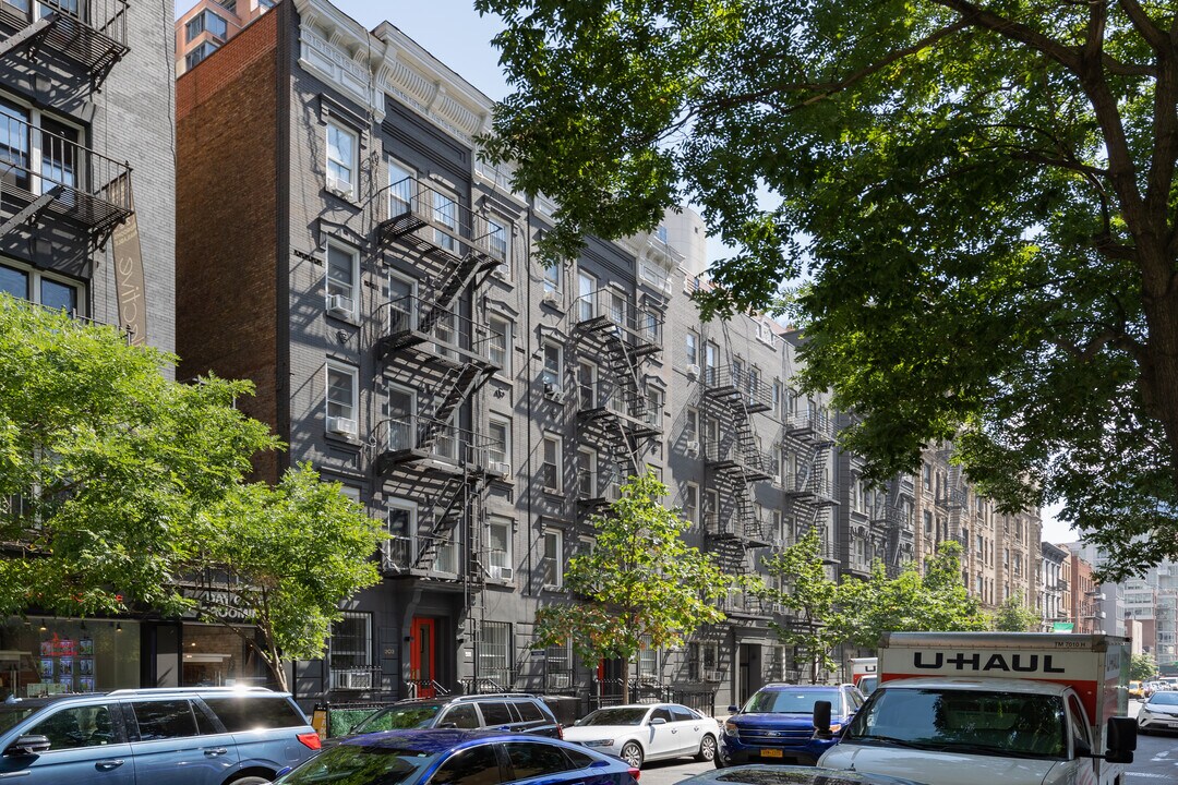 The Collective in New York, NY - Building Photo