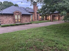1016 Frost Hollow Dr in Desoto, TX - Building Photo