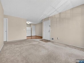 403 Poets Way in Mahwah, NJ - Building Photo - Building Photo