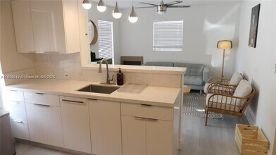 3231 SW 25th St in Miami, FL - Building Photo - Building Photo