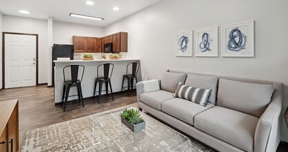 Walnut Lake Apartments in Urbandale, IA - Foto de edificio - Building Photo