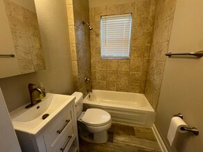 1430 Cartwright St, Unit B in Beaumont, TX - Foto de edificio - Building Photo