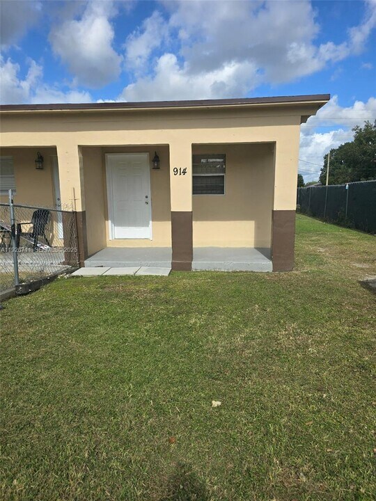 914 NW 15th St in Florida City, FL - Building Photo