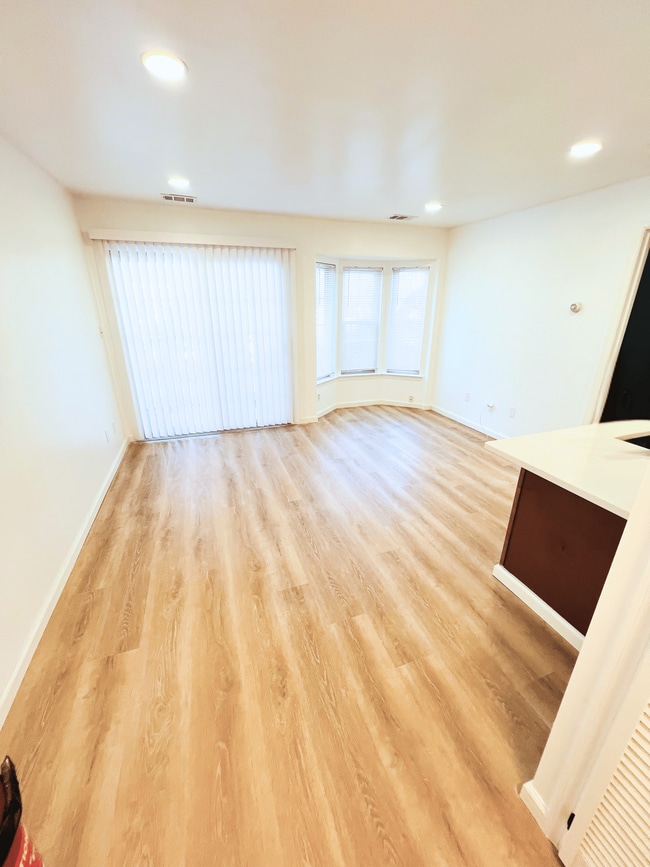 112 Longfield Ct in East Brunswick, NJ - Building Photo - Building Photo