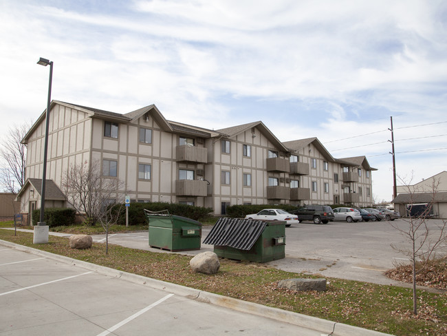 Oralabor Point Apartments in Ankeny, IA - Foto de edificio - Primary Photo