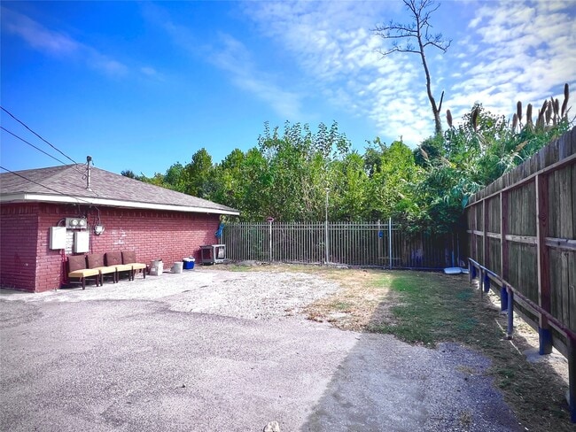 1825 W Little York Rd