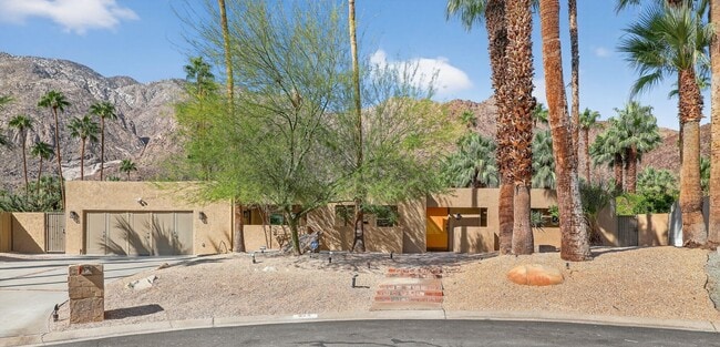 property at 985 N Tuxedo Cir