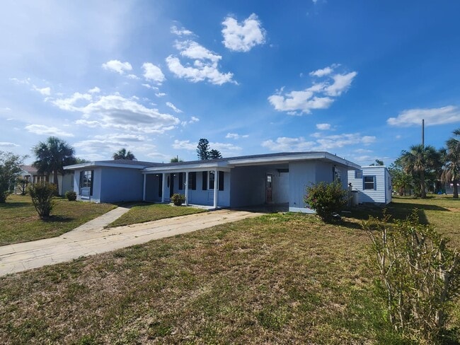 22190 Laramore Ave in Port Charlotte, FL - Foto de edificio - Building Photo