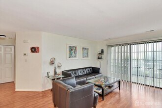 54 Lear Ct in East Brunswick, NJ - Building Photo - Building Photo