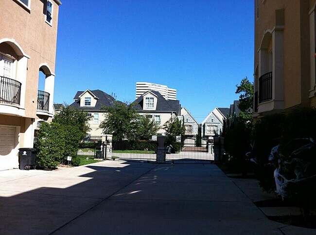 5629 Dolores St in Houston, TX - Building Photo - Building Photo