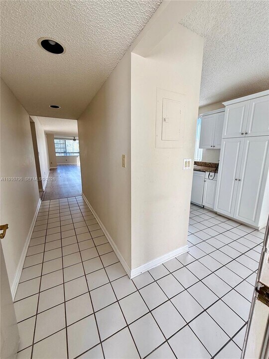 10426 E Clairmont Cir in Tamarac, FL - Building Photo