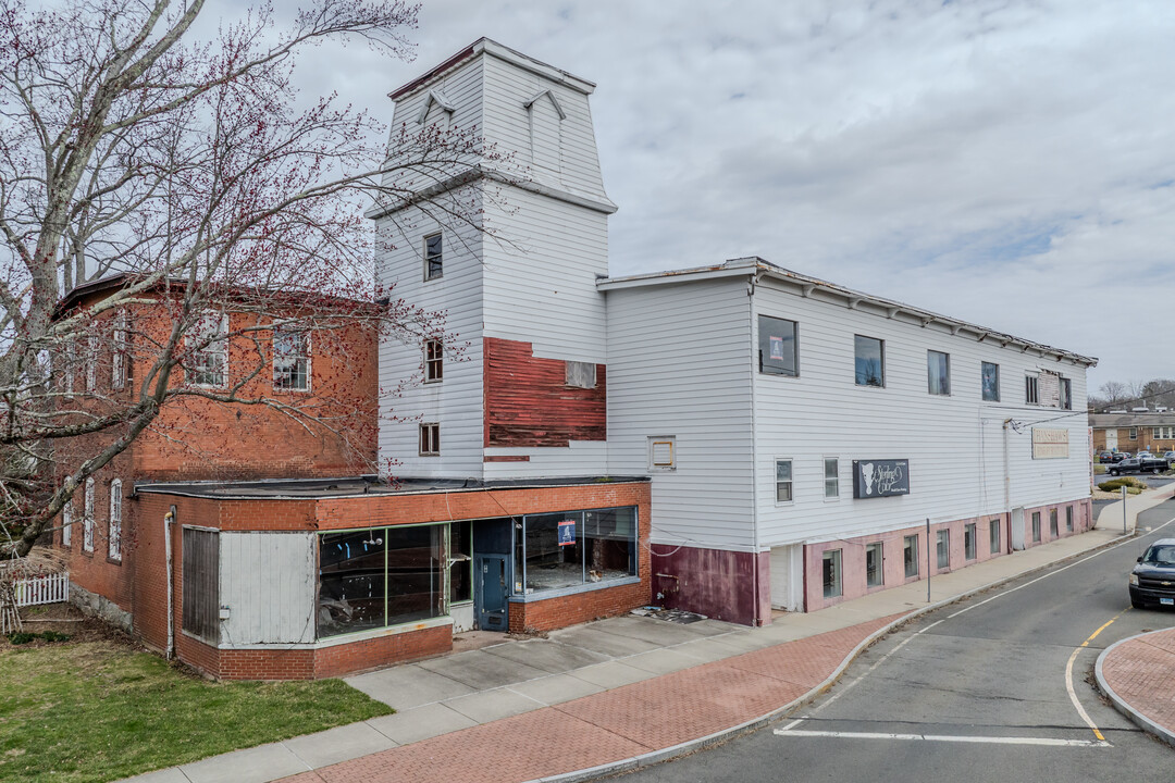 501 E Middle Tpke in Manchester, CT - Building Photo