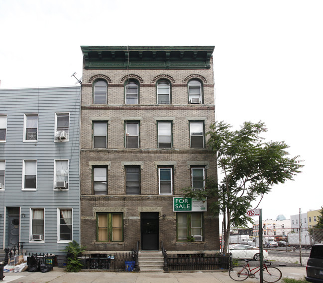 213 Green St in Brooklyn, NY - Foto de edificio - Building Photo