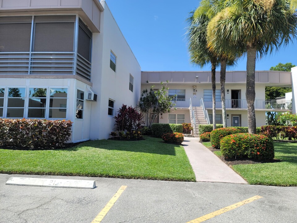 415 Normandy Ln in Delray Beach, FL - Foto de edificio