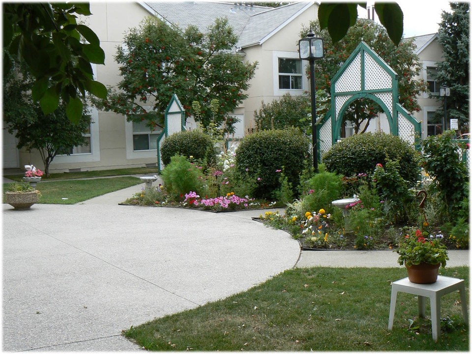 Anthonian Court in Calgary, AB - Building Photo