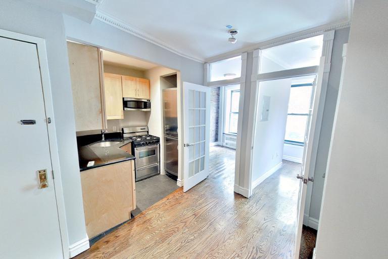 420 E 9th St in New York, NY - Building Photo