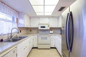 300 Valley Stream Dr-Unit -D-2 in Naples, FL - Building Photo - Building Photo