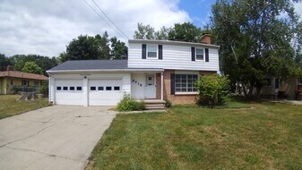 2718 Roseland Ave in East Lansing, MI - Building Photo