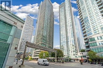 33-2333 Bay St. in Toronto, ON - Building Photo - Building Photo