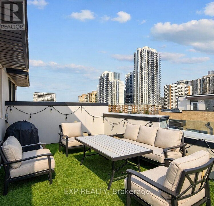 32 Fieldway Rd in Toronto, ON - Building Photo