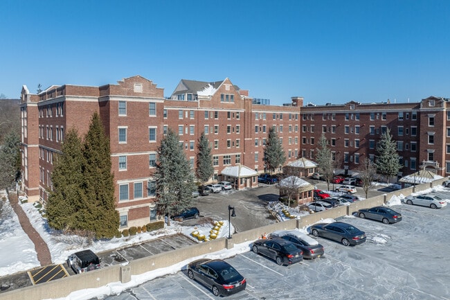 Walsh Hall in Mahwah, NJ - Foto de edificio - Building Photo