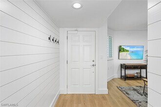 50 Seagate Dr in Naples, FL - Foto de edificio - Building Photo