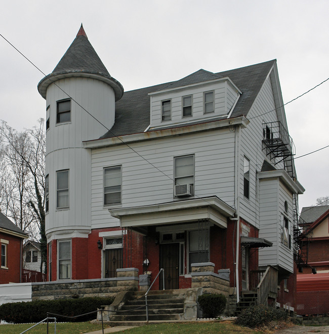 2221 Highland Ave in Cincinnati, OH - Building Photo - Building Photo