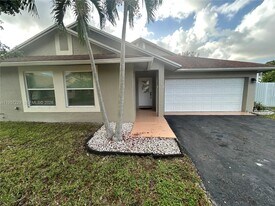 18730 NW 77th Ct in Hialeah, FL - Building Photo