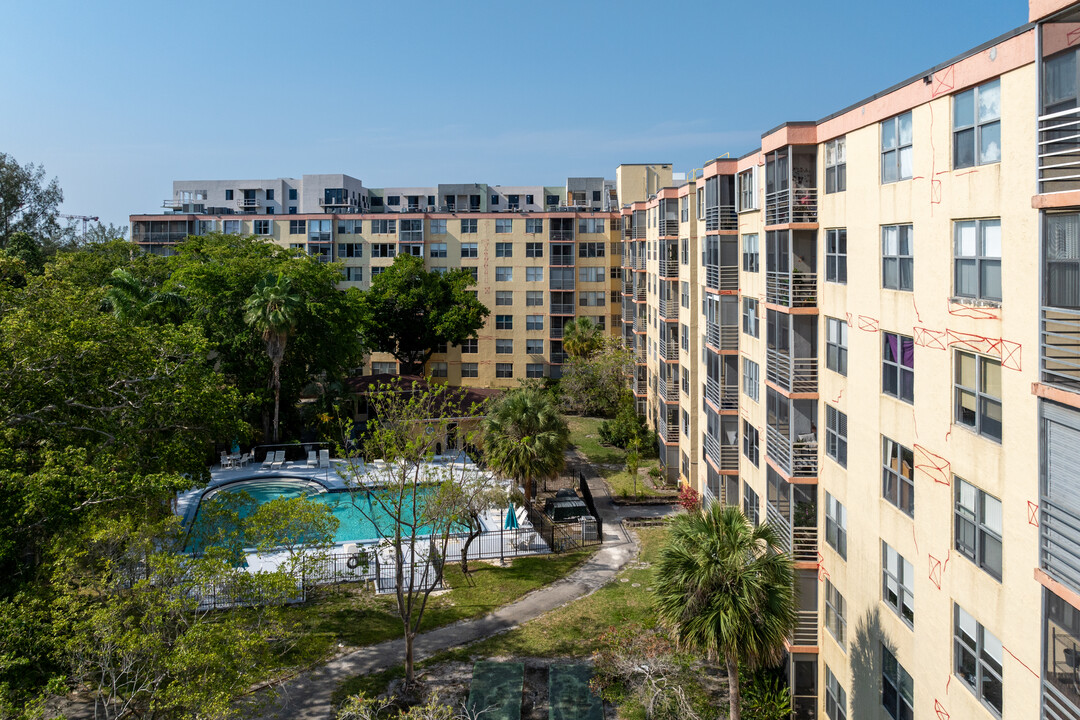 Greynolds Park Club Condominiums in North Miami Beach, FL - Building Photo