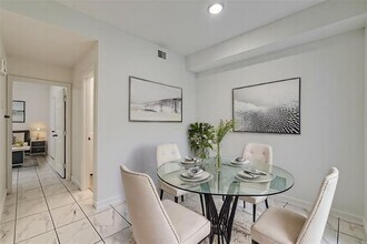 1818 Augusta Dr in Houston, TX - Foto de edificio - Building Photo