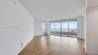 555 NE 34th St, Unit 301 in Miami, FL - Building Photo - Building Photo