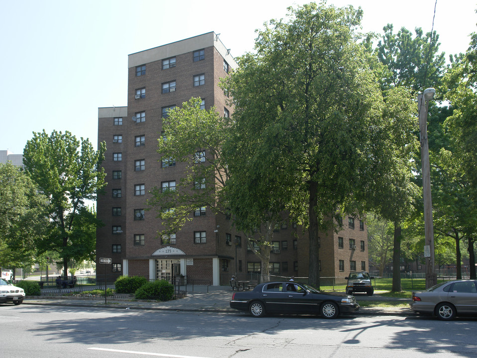 135 Lexington Ave in White Plains, NY - Building Photo