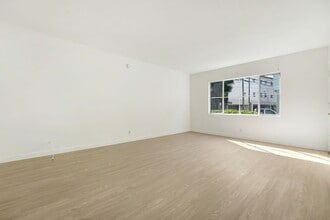 10906 Santa Monica Blvd in Los Angeles, CA - Building Photo - Building Photo