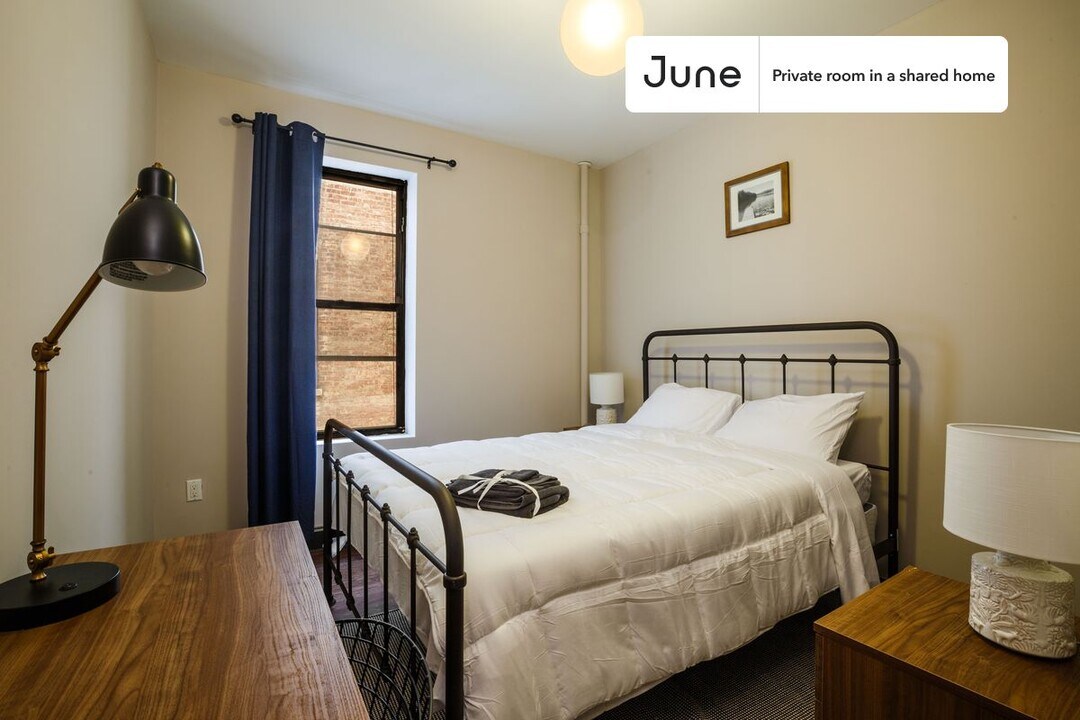 Private bedroom in 4 bed/1 bath Home in New York, NY - Building Photo