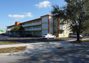 Lakeview Apartments in Hialeah, FL - Building Photo - Building Photo