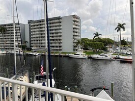 2415 NW 16th St Rd in Miami, FL - Building Photo