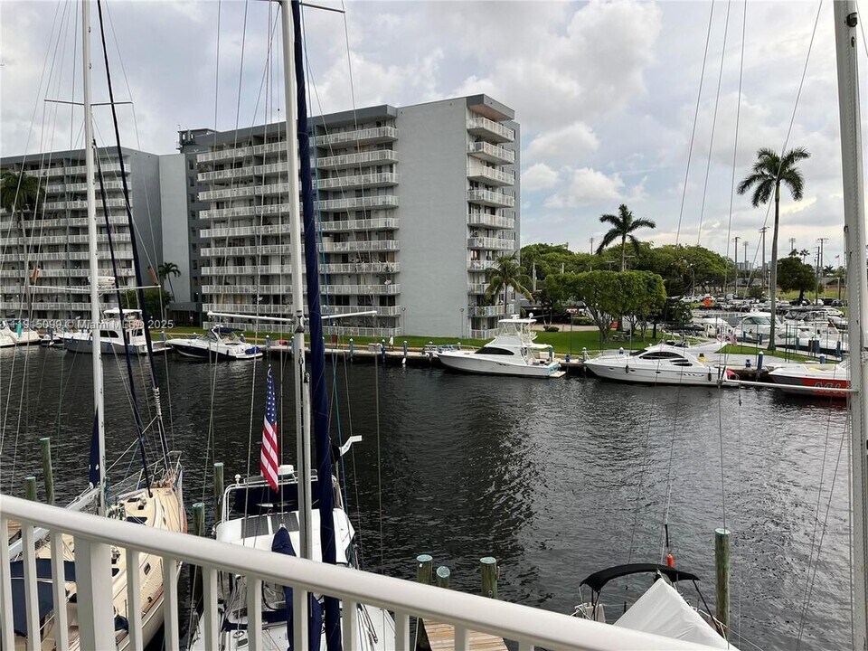 2415 NW 16th St Rd in Miami, FL - Building Photo