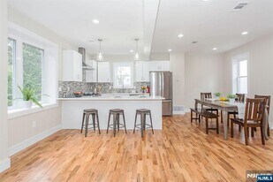 2389 3rd St in Fort Lee, NJ - Building Photo