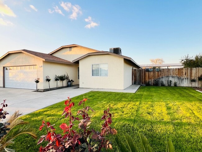 211 W 13th Ave in Delano, CA - Foto de edificio - Building Photo