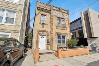 7 Bender Pl in Cliffside Park, NJ - Building Photo - Building Photo