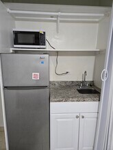 5080 SW 66th Ave, Unit Studio in Miami, FL - Building Photo - Building Photo