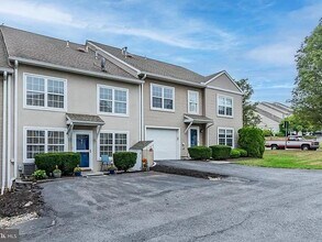 46 Courtyard Dr in Carlisle, PA - Building Photo - Building Photo
