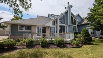 14303 Waterford Square Dr in New Berlin, WI - Building Photo