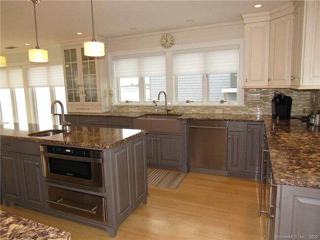 14 Shore Rd in East Lyme, CT - Building Photo - Building Photo