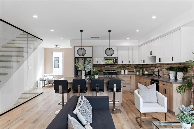 11860 W Flower Ln in Valley Village, CA - Foto de edificio - Building Photo