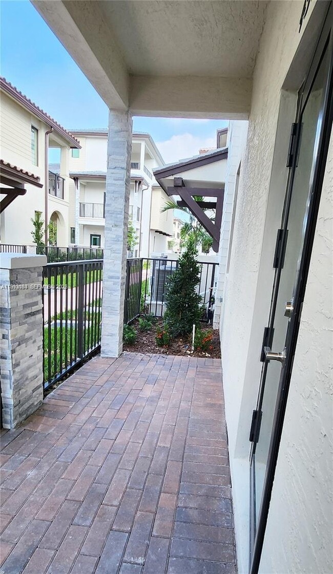 4583 NW 83rd Pl in Doral, FL - Building Photo - Building Photo