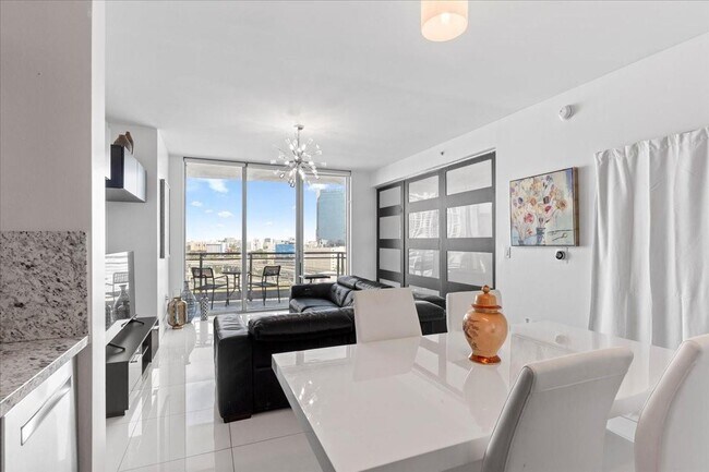 90 SW 3rd St, Unit 1607 in Miami, FL - Building Photo - Building Photo