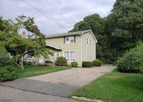 19 Grove St in Wanaque, NJ - Building Photo