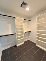 1932 N Avenue H in Freeport, TX - Building Photo