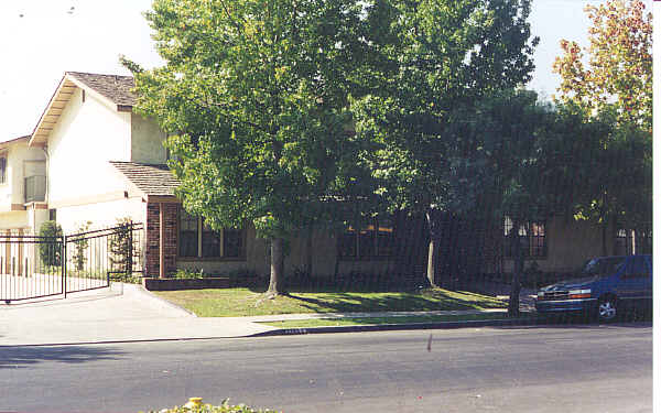 Bethany Manor in Lakewood, CA - Building Photo